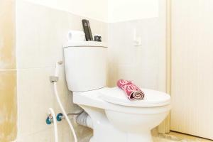 Ένα μπάνιο στο Nice and Comfort 2BR Apartment at Meikarta By Travelio +11 φωτογραφίες