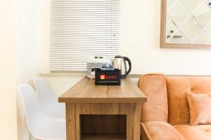 Παροχές για τσάι/καφέ στο Nice and Comfort 2BR Apartment at Meikarta By Travelio
