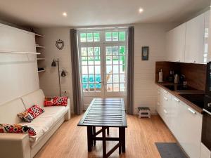 Η κουζίνα ή μικρή κουζίνα στο Appartement 4 pers au Bois de la Chaize proche plage - FR-1-823-64