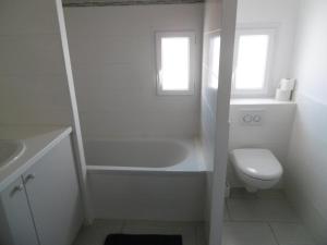 Phòng tắm tại Maison 8 Pers, Proche Plage et Commerces, Noirmoutier - FR-1-823-84 +8 ảnh