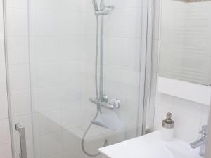 Phòng tắm tại Maison spacieuse près de la plage pour 12 pers à Barbâtre - FR-1-823-94 +9 ảnh