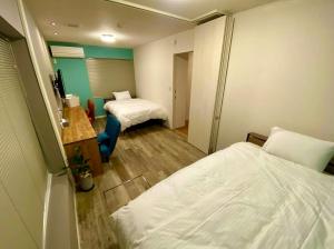 Tempat tidur dalam kamar di まち宿-machiyard-