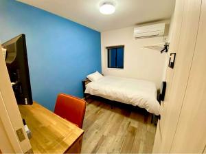 Tempat tidur dalam kamar di まち宿-machiyard-