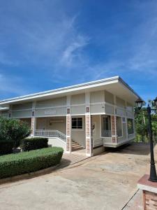 a building with a street light in front of it at ไร่ทิพย์โอชาคีรี ฟาร์มสเตย์ ป่าละอู in Ban Pa Lau