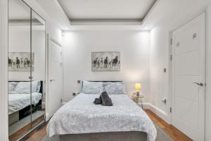 Ένα ή περισσότερα κρεβάτια σε δωμάτιο στο Unique Stylish Duplex 2BR 2BA Balcony
