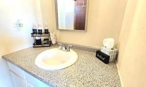 JayuyaJayuya Cozy Aparment with Wi-Fi, Free Parking and AC的带水槽和镜子的浴室柜台 更多13张照片