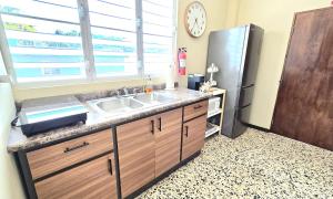 Jayuya Cozy Aparment with Wi-Fi, Free Parking and AC的厨房或小厨房