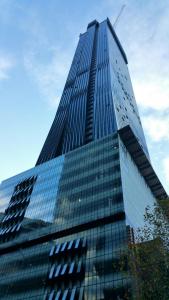 un edificio alto con muchas ventanas en Winston Apartments, en Melbourne