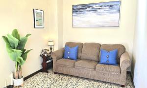 Jayuya Cozy Aparment with Wi-Fi, Free Parking and AC的休息区