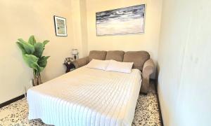 Jayuya Cozy Aparment with Wi-Fi, Free Parking and AC客房内的一张或多张床位