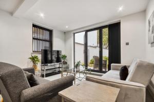Χώρος καθιστικού στο Stylish Beauty Ground Floor 1BR 1BA Private Garden
