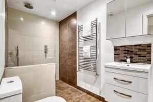 Ένα μπάνιο στο Stylish Beauty Ground Floor 1BR 1BA Private Garden +25 φωτογραφίες
