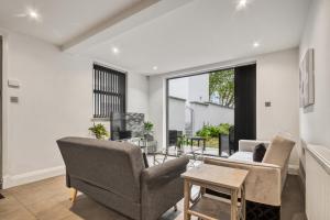 Χώρος καθιστικού στο Stylish Beauty Ground Floor 1BR 1BA Private Garden