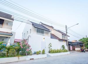 Tòa nhà nơi biệt thự tọa lạc