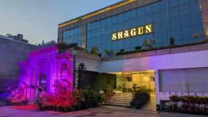 钱德加尔Hotel Shagun Chandigarh Zirakpur的上面有紫色灯的建筑