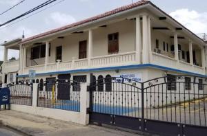 JayuyaJayuya Cozy Aparment with Wi-Fi, Free Parking and AC的一座白色的房子，前面有大门