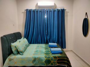 Postel nebo postele na pokoji v ubytování Homestay Fayyadh Teluk Intan 3Room2Bath
