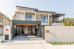 Cette maison moderne est dotée d'une clôture blanche. dans l'établissement Blubamboo162 3 Bedroom Tranquil Pool Villa, à Chiang Mai