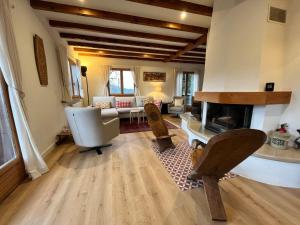 ein Wohnzimmer mit Couch und Kamin in der Unterkunft Chalet rénové à Samoëns - Calme et confort avec terrasse - FR-1-624-178 in Samoëns