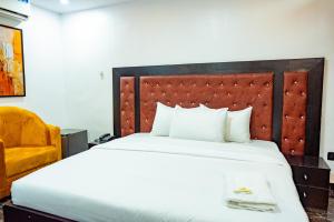 Postel nebo postele na pokoji v ubytování Radiant Hotel & Suites