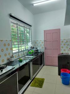 Kuchyň nebo kuchyňský kout v ubytování Homestay Fayyadh Teluk Intan 3Room2Bath
