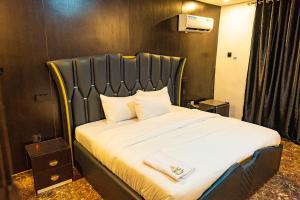 Postel nebo postele na pokoji v ubytování Radiant Hotel & Suites
