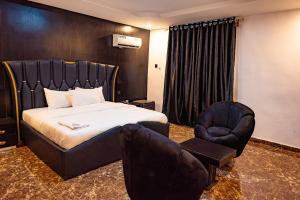 Postel nebo postele na pokoji v ubytování Radiant Hotel & Suites