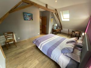 una camera da letto con un letto, un tavolo e delle sedie di Gîte champêtre avec jardin privé, animaux admis - FR-1-510-231 a Rumegies