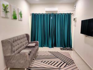TV a/nebo společenská místnost v ubytování Homestay Fayyadh Teluk Intan 3Room2Bath