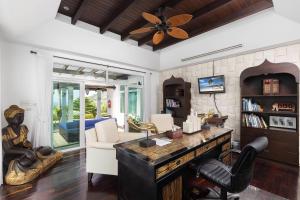 Μια τηλεόραση ή/και κέντρο ψυχαγωγίας στο Spectacular Ocean Views 8BR Pool Villa Sawan in Patong! Relax & Play - Billiard, Table football, Gym & Sauna!