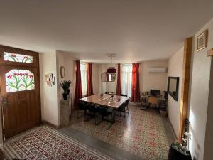 - un salon avec une table à manger et une porte dans l'établissement Grand F4 climatisé, terrasse, garage pour 8 personnes, centre-ville Amélie-les-Bains - FR-1-703-207, à Amélie-les-Bains-Palalda