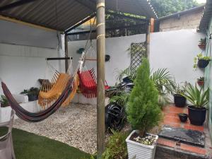 un patio con 2 hamacas colgadas de una tienda de campaña en Casa alojamiento las acacias, en Santa Marta