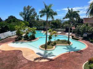 La Mirada Residences Sea-view Suites内部或周边的泳池