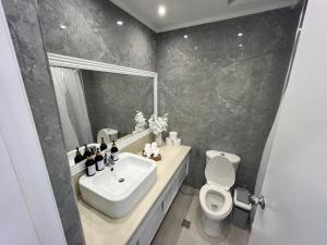 La Mirada Residences Sea-view Suites的一间浴室