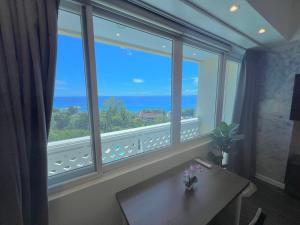 La Mirada Residences Sea-view Suites的阳台或露台