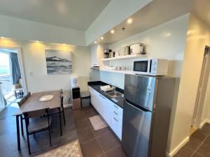 La Mirada Residences Sea-view Suites的厨房或小厨房