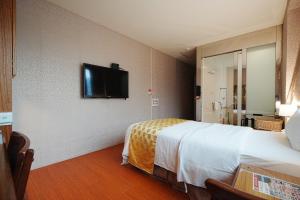 TV a/nebo společenská místnost v ubytování York Hotel
