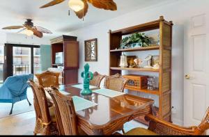 ein Esszimmer mit einem Holztisch und Stühlen in der Unterkunft Gulfside Townhome 6 townhouse in Gulf Shores + 22 Fotos