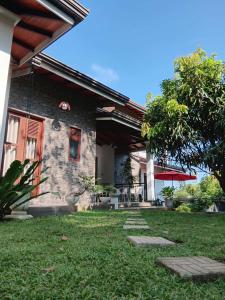 Κήπος έξω από το Villa 369