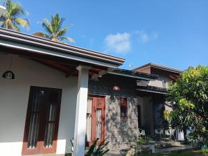 Το κτήριο όπου στεγάζεται  το δωμάτιο σε οικογενειακή κατοικία +5 φωτογραφίες