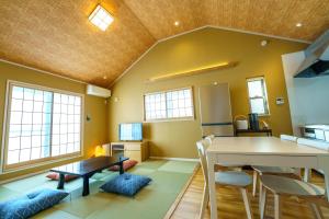 un salon avec une table et une salle à manger dans l'établissement 2025 Reno'd Japanese House in Musashi-Kosugi 15PAX, à Kawasaki
