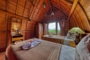 ein Schlafzimmer mit zwei Betten in einem Holzzimmer in der Unterkunft Petak Cottage in Nusa Penida