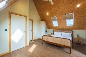 Postel nebo postele na pokoji v ubytování Palasa by Aer Studio