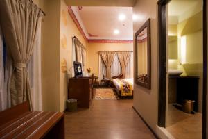 Tempat tidur dalam kamar di Hotel Harmika