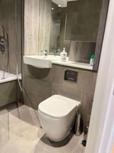 O baie la Two-Bedroom Apartment with City View