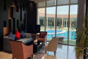 Bazén v ubytování Ramada Hotel & Suites by Wyndham Al Qassim nebo v jeho okolí