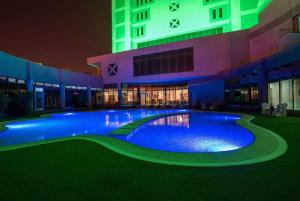 Bazén v ubytování Ramada Hotel & Suites by Wyndham Al Qassim nebo v jeho okolí