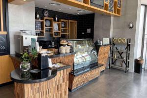 Kuchyň nebo kuchyňský kout v ubytování Ramada Hotel & Suites by Wyndham Al Qassim