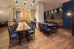 Restaurace v ubytování Ramada Hotel & Suites by Wyndham Al Qassim