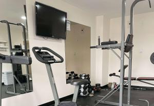 Fitness centrum a/nebo fitness zařízení v ubytování Howard Johnson by Wyndham Fort St. John